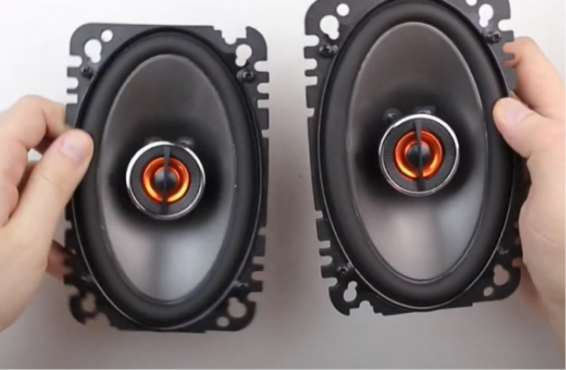 Beide JBL GX642 Lautsprecher werden nebeneinander gehalten.